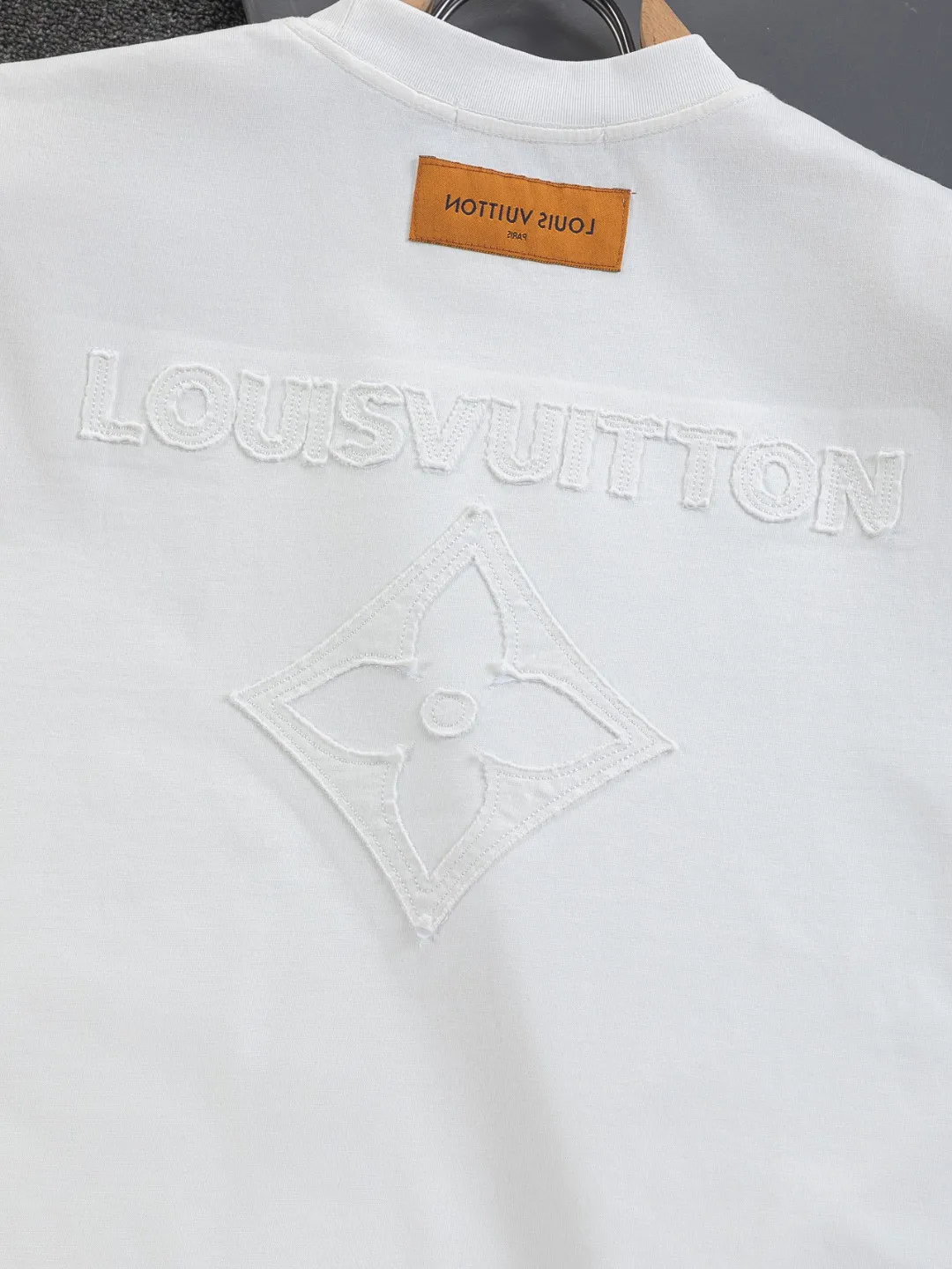 🅿️200 Louis Vuitton 1V LV lv slightly wide version S-XL LV 26ss new products are available at the counter simultaneously. Multiple craftsmanship. Chest patch letters 🪡 embroidery. Back patch letters four-leaf clover 🍀🪡 embroidery. Round neck short-sleeved T-shirt, same style for men and women! Consigned to one-to-one creation. Synchronized with the official website, pure cotton fabrics at the counter! It is close to the skin and comfortable, durable and easy to wear. It has a classic and simple logo design and meticulous original craftsmanship. Short-sleeves, a must-have item for men, do not appear to be the same for the general public, but must be unique and eye-catching. This LV short-sleeve is all about quality, comfort, the same shape and fashion as always, including fabrics and cutting techniques. All of them have been made with great effort! 320 grams of washed pure cotton fabric, pure cotton is breathable, very refreshing and comfortable for daily wear. The rib knitting on the neckline is smooth and tight, and the neckline will not be skewed if you toss it at will. The loose version, you will find that it looks really good on the upper body. The overall is minimalist and neat, super versatile for daily use! Pair it casually with a pair of pants for a youthful look. A T-shirt will make your outfit crazy. It is a fashionable item that can never go wrong! Color: Black White Size: S-XL Size chart: S: Shoulder width 50-Bust 56-Length 70 M: Shoulder width 52-Bust 57-Length 72 L: Shoulder width 54-Bust 59-Length 74 XL: Shoulder width 56-Bust 62-Length 76